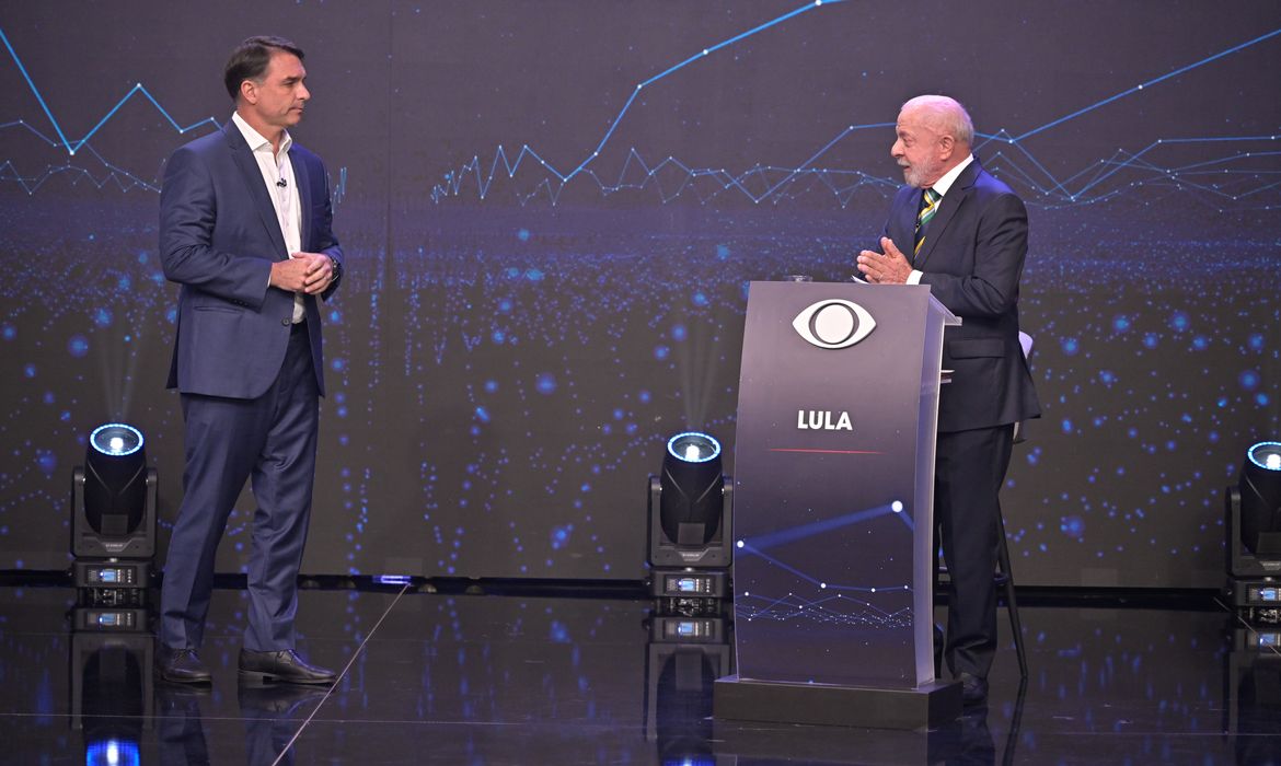 Mendonça diz que Flávio e Lula podem divulgar sigilos