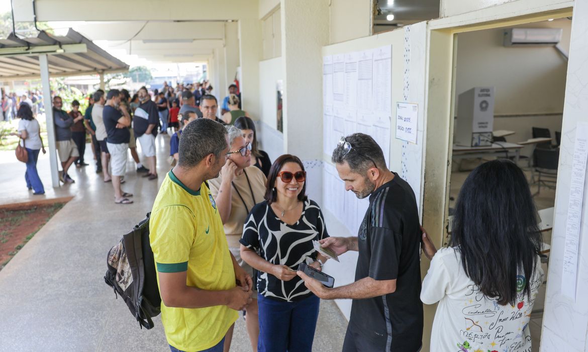Trabalhador tem direito de sair do serviço para votar; confira a lei