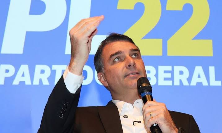  Para ele, a decisão que prorrogou a votação por duas horas comprometeu a normalidade do pleito e gerou um cenário de desequilíbrio entre os participantes.