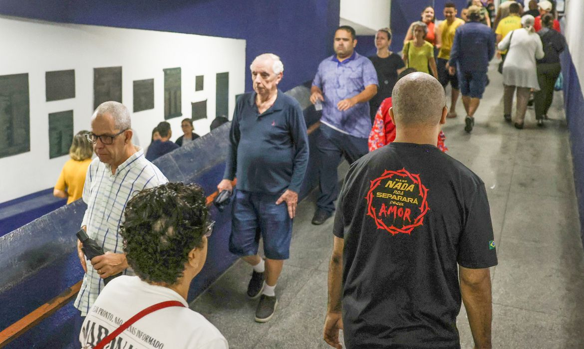 "Não poderia ficar de fora", diz idoso que votou 10 dias após cirurgia