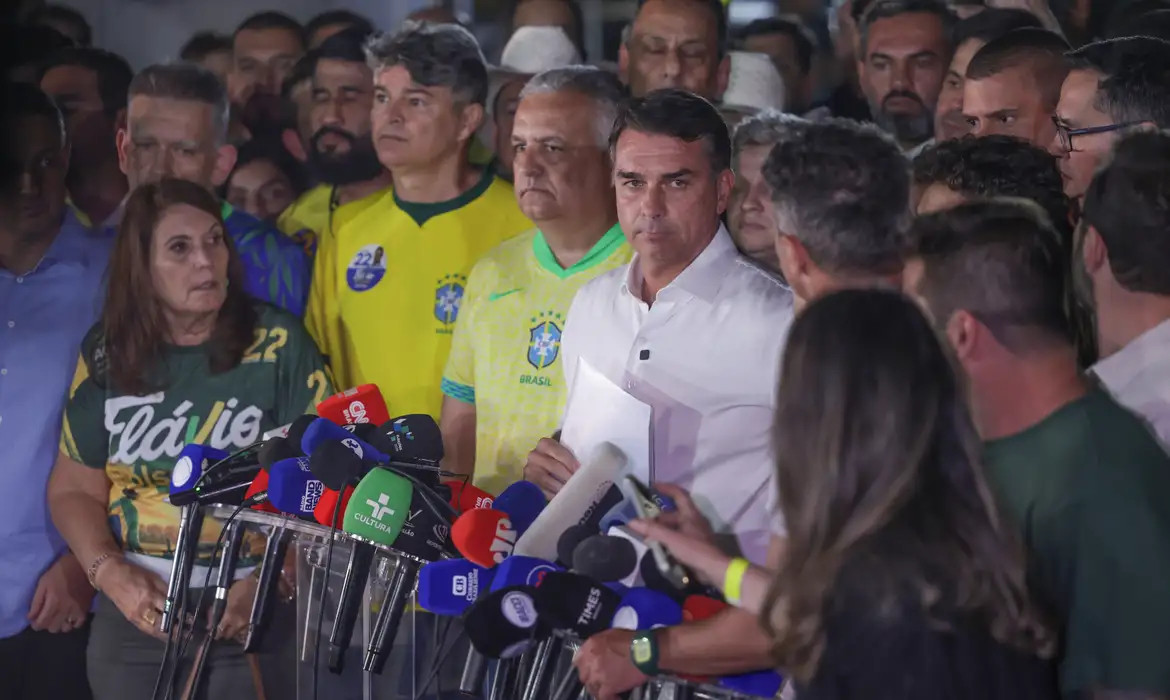 Moraes manda Flávio entregar passaporte e o proíbe de deixar o país 