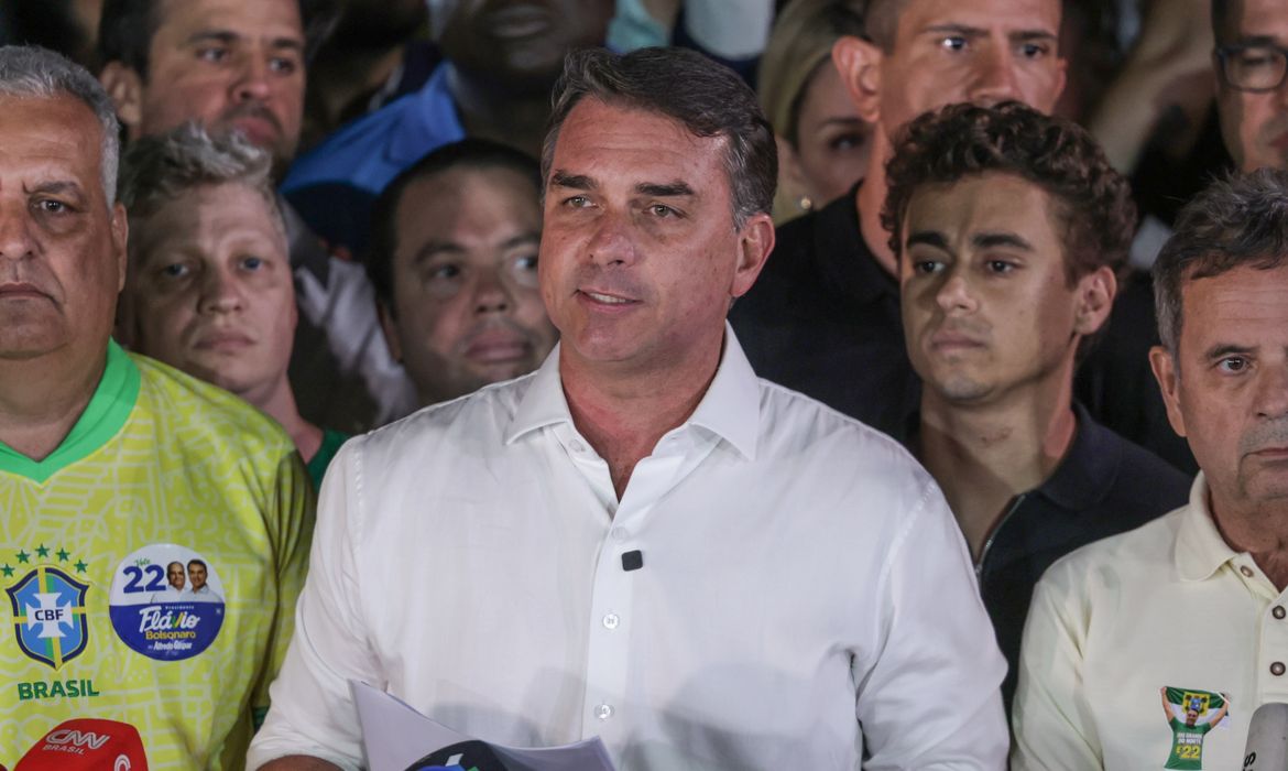Polícia Federal cancela passaportes de Flávio Bolsonaro