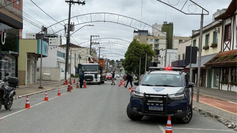 Trânsito é reduzido no Centro de Canoinhas por intervenção da Celesc 
