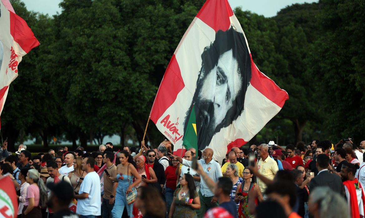 Lula e eleitores idosos se emocionam em festa de aniversário