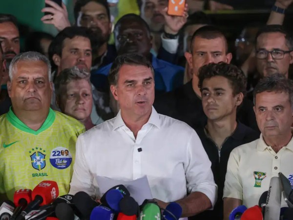 Fl&aacute;vio Bolsonaro cruza fronteira argentina e segue para o Equador