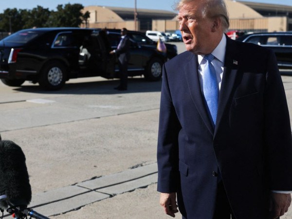 Trump diz que n&atilde;o vai se "envolver", ap&oacute;s carta de Fl&aacute;vio Bolsonaro
