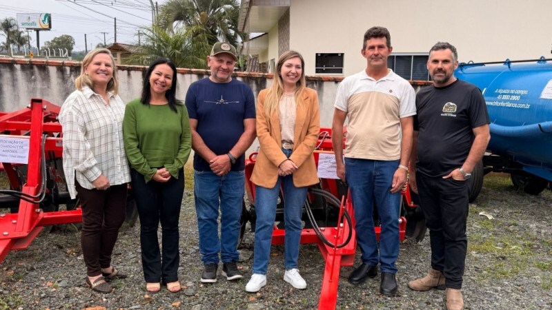 Canoinhas entrega novos implementos agrícolas a associações rurais 